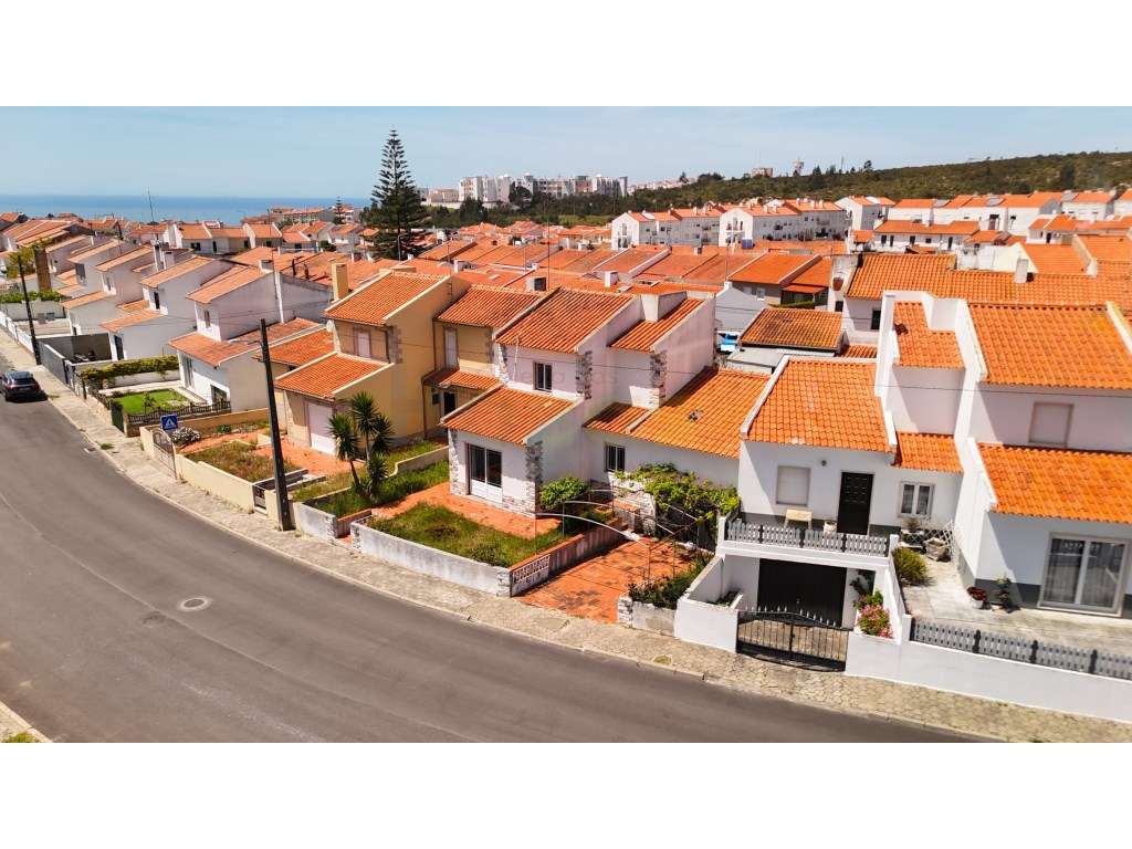 Moradia Usada T4, em banda, na Nazaré.-2