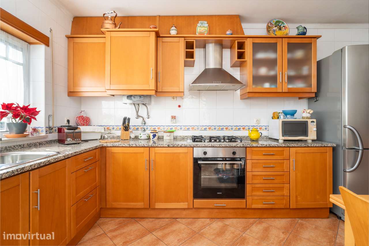 Moradia T4 com jardim, garagem e vistas urbanas - Grande imagem: 5/32