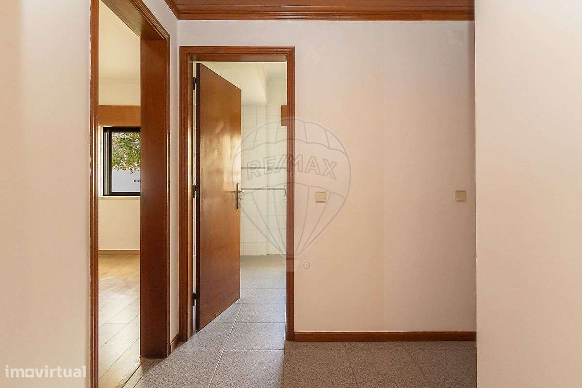 Apartamento T2 com Arrecadação em Paio Pires-11