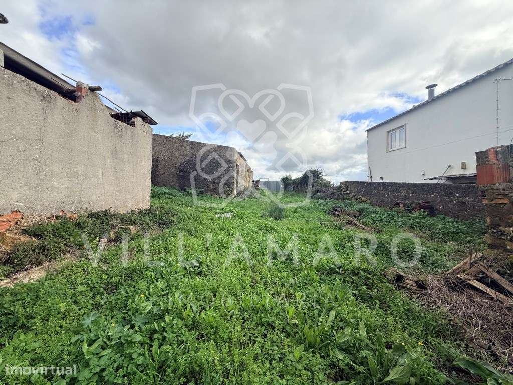 Casa térrea por recuperar com cerca de 168m2 e logradouro com 2500m2.-5