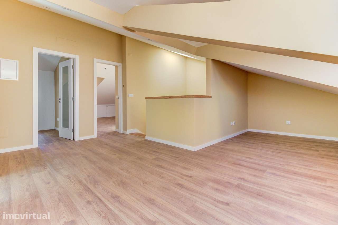 Apartamento T2 Duplex com 140m2, em Massamá-15