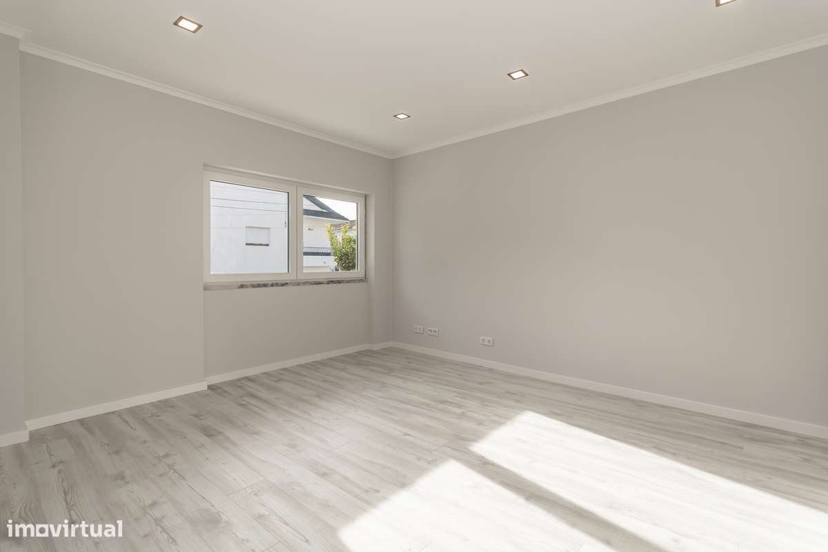 Arrendo Apartamento T2 remodelado- Casal do Marco, P Pires – 835 Eur - Grande imagem: 2/15