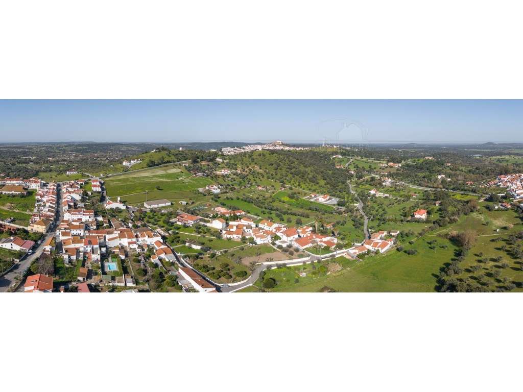 Moradia T4, com grande logradouro-59