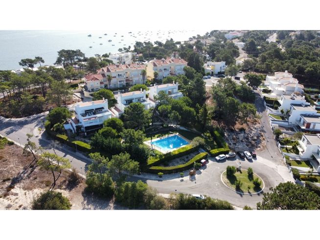 Moradia geminada T4 na Prestigiada Zona de Soltroia Rio-36