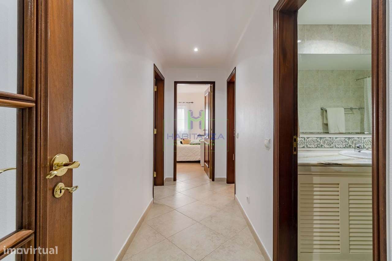 Apartamento T3 no último Piso, com 3 Frentes e Vistas Desafogadas em L-11