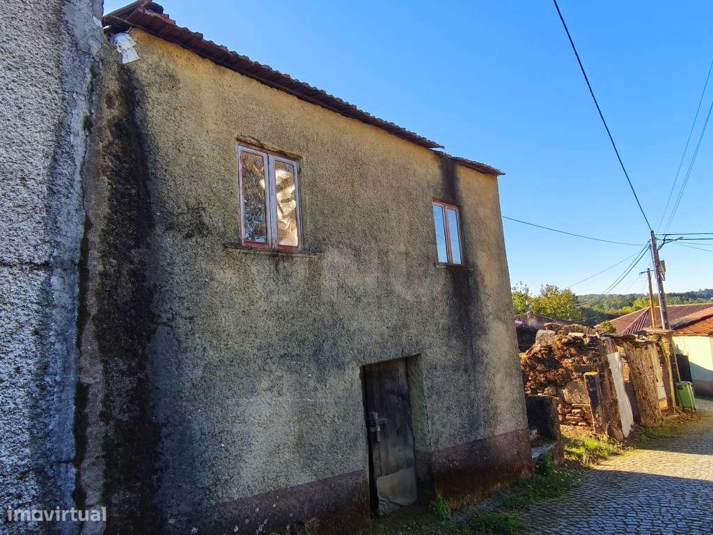 Ruina com terreno, no coração de aldeia tranquila e muito próxima d...-1