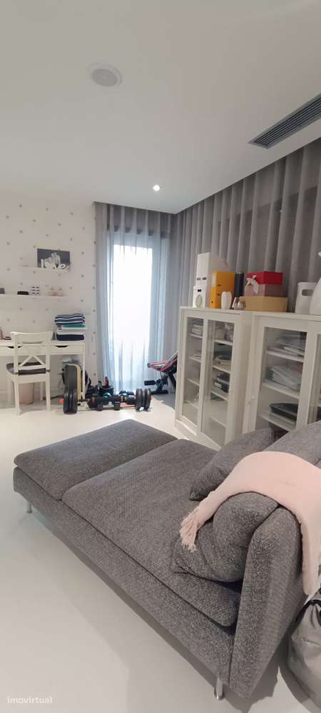 Moradia T5 de Luxo com Piscina e Garagem-10