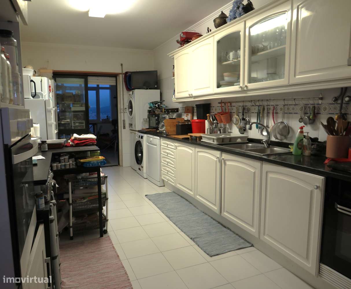 Excelente T2 na Tapada das Mercês, com 124 m² de área bruta - Grande imagem: 3/23