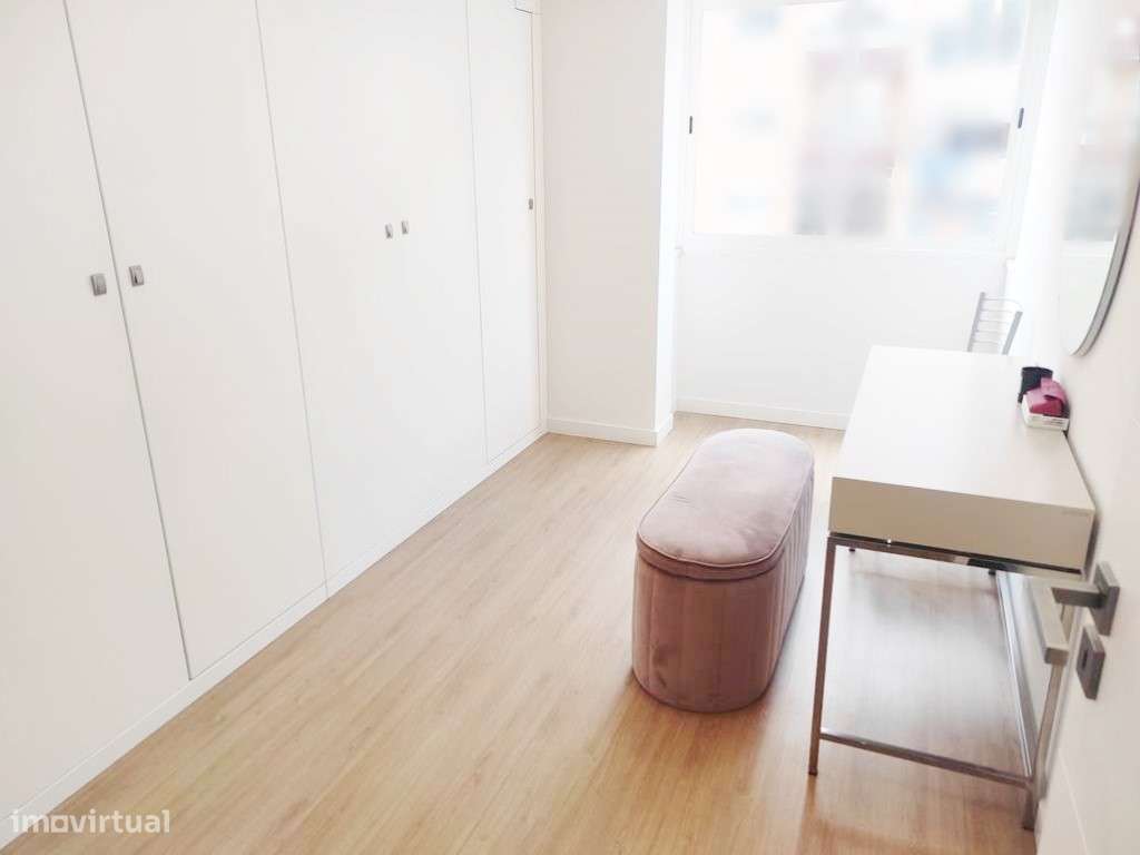 T2 totalmente remodelado no centro do Casal São Brás-13