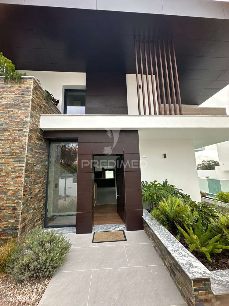 Moradia T3 contemporânea de elevada qualidade, com design distinto... - Grande imagem: 2/28