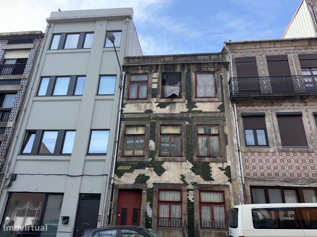 Prédio para recuperar na Rua D. João IV, em pleno centro do Porto-14