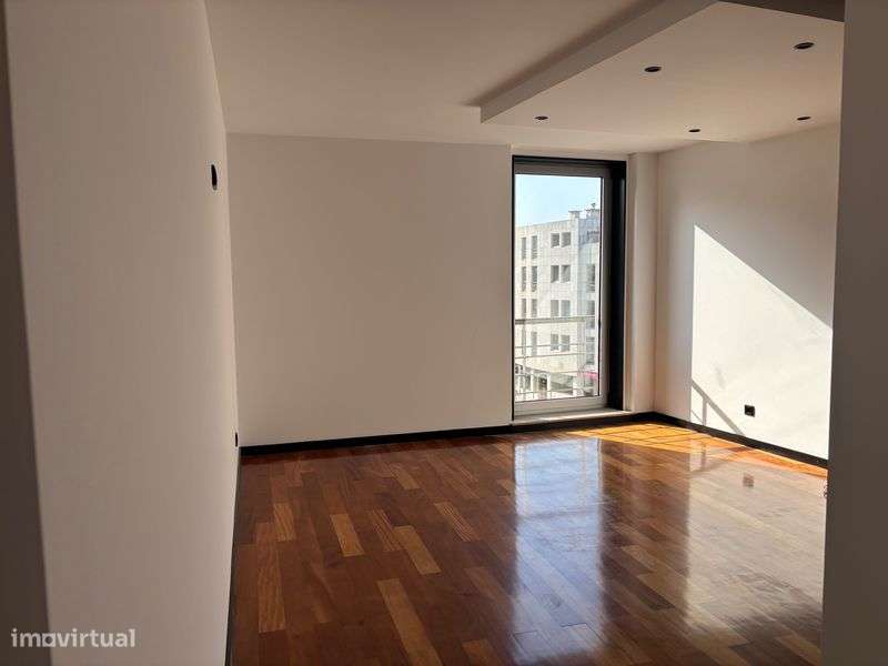 Arrendo T2 com garagem no centro da cidade da Póvoa de Varzim - Grande imagem: 4/7