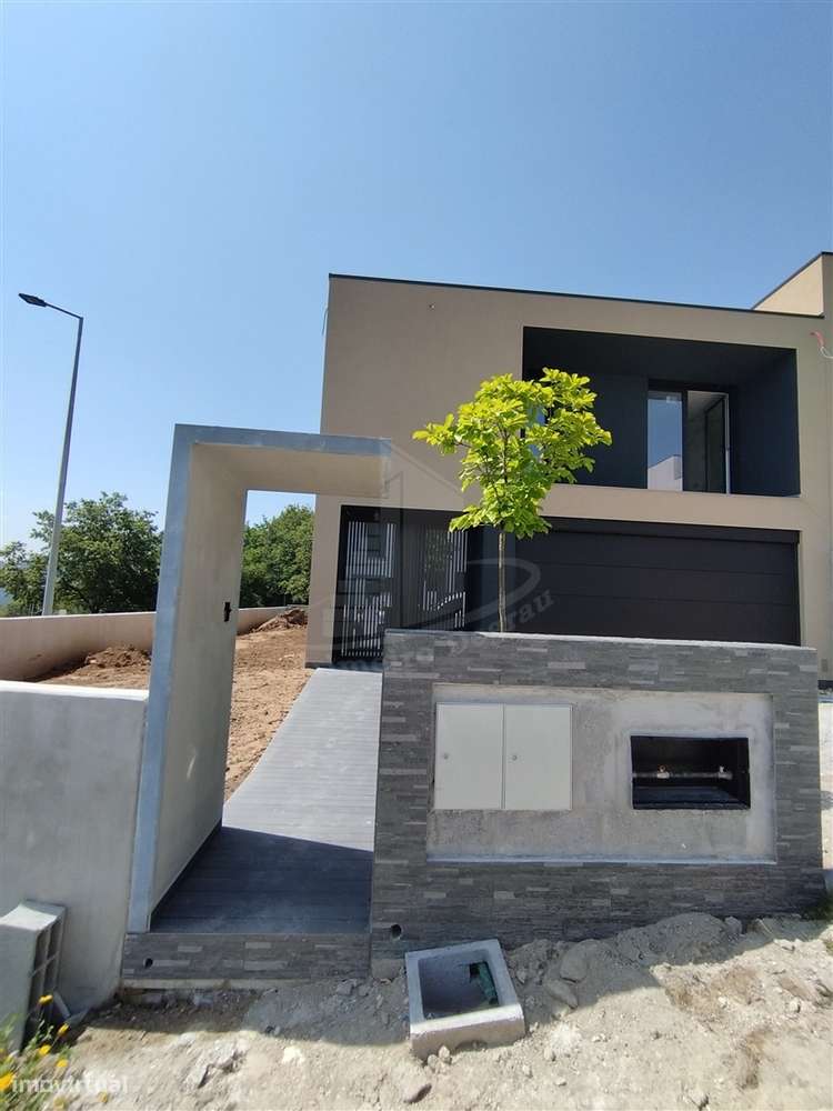 Gaveto de 2 pisos em avançado estado de construção - Grande imagem: 2/18