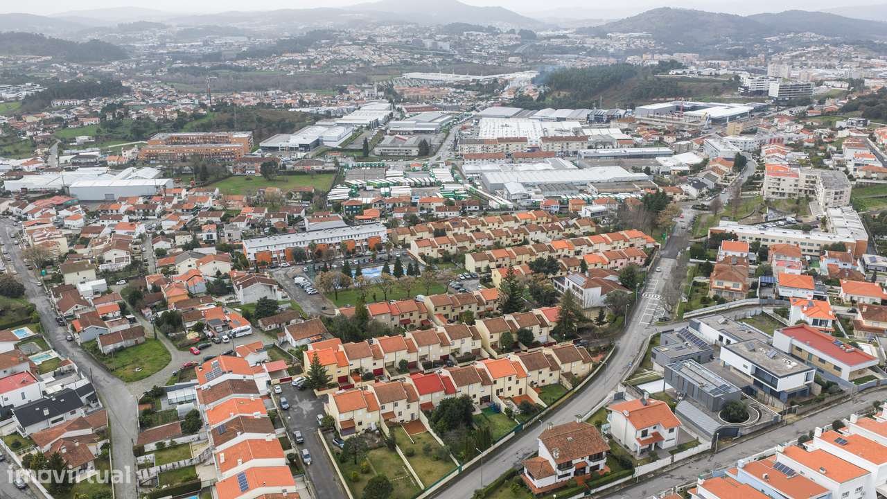 Moradia T4 de gaveto em Nogueira-45