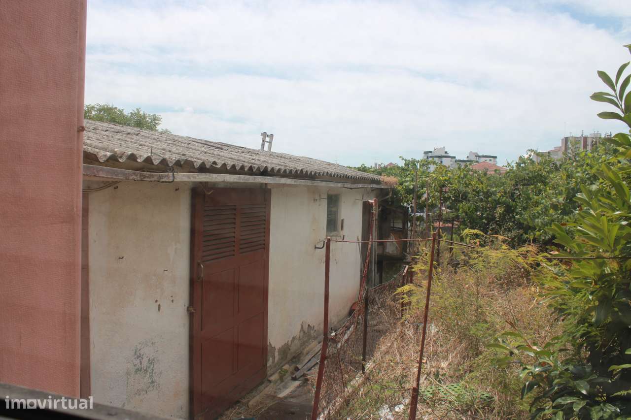excelente moradia de traça antiga nos Olivais-11