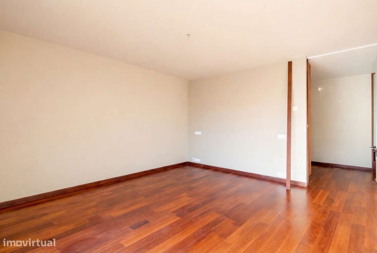 Moradia independente à venda na Foz Velha-11