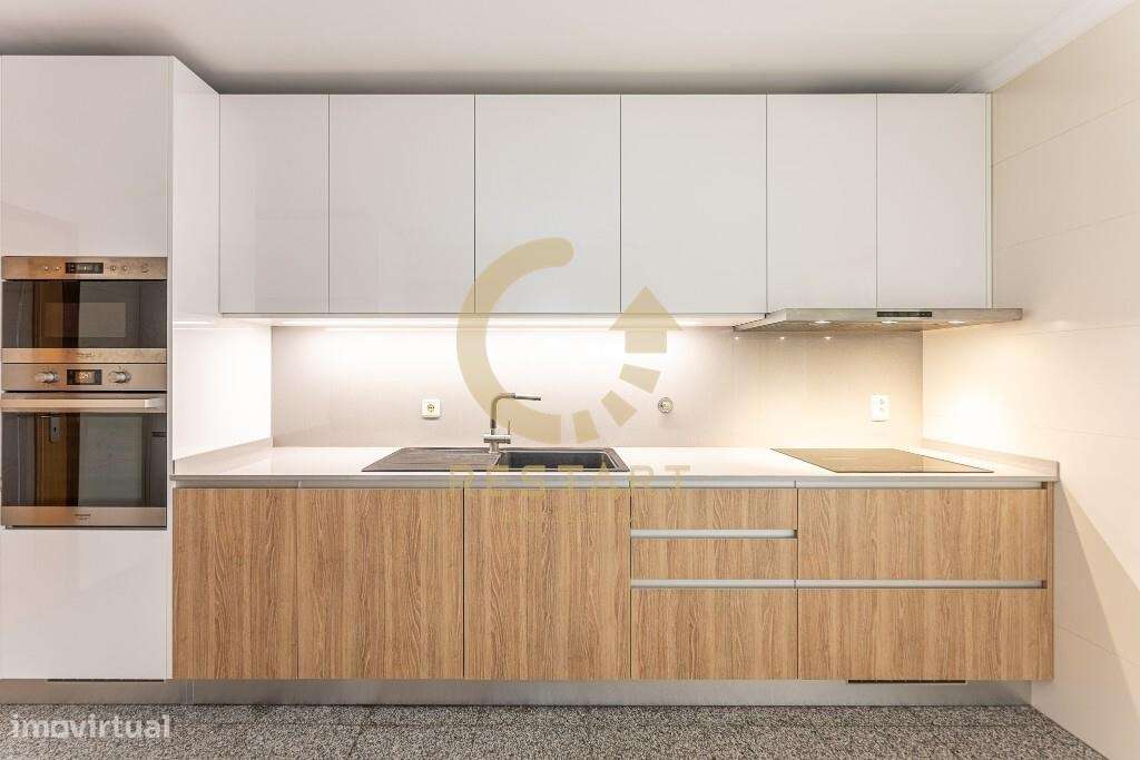 Apartamento T3 com excelente exposição solar, box fechada e junto ao m-49