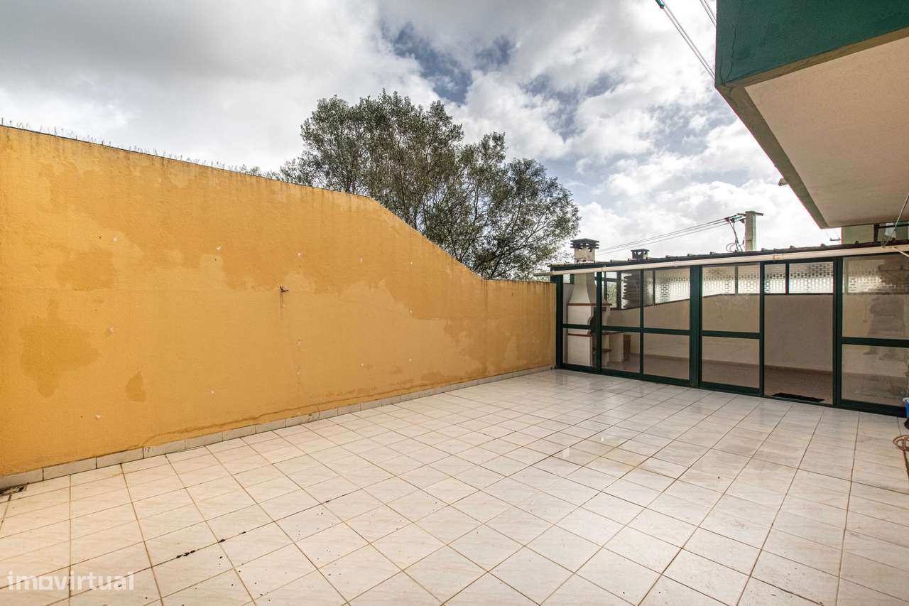 Aluga-se excelente apartamento T4 com enorme terraço e churrasqueira - Grande imagem: 3/23