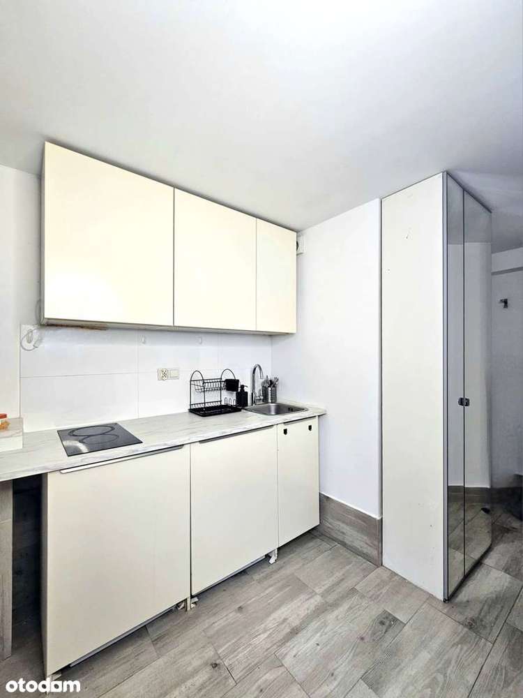 Garsoniera w suterenie z miejscem postojowym-4