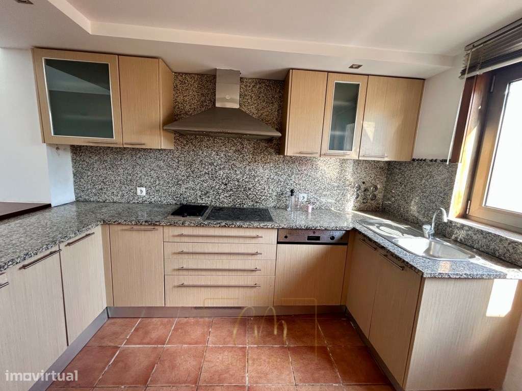 Moradia T4 com Garagem e Espaço ao Ar Livre no Coração da Cidade-9
