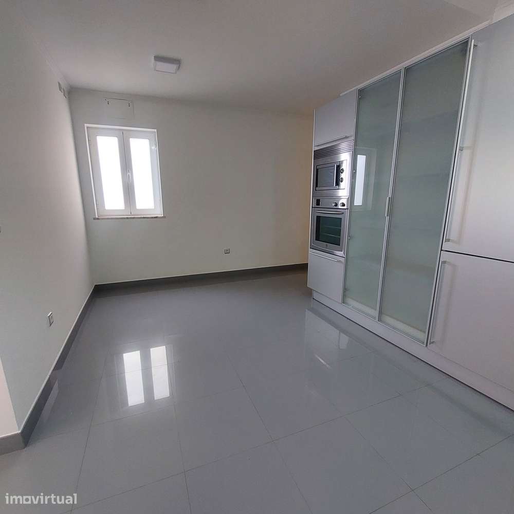 Apartamento T4 com 3 casas de banho e garagem-5