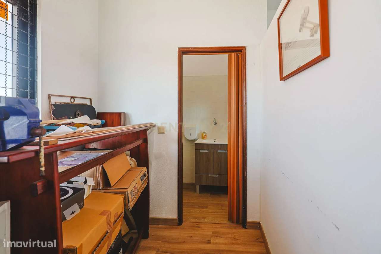 Espaço comercial à venda em zona premium com várias montras, junto à p-11