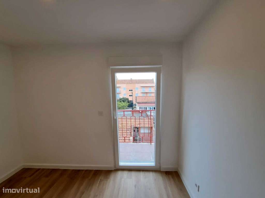 Apartamento T2 com varanda para venda em Camarate, Loures - Lisboa-16