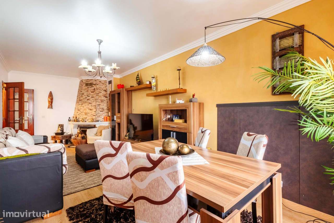 Apartamento T2 Remodelado c/ Lugar de Estacionamento em Mem Martins, S-10