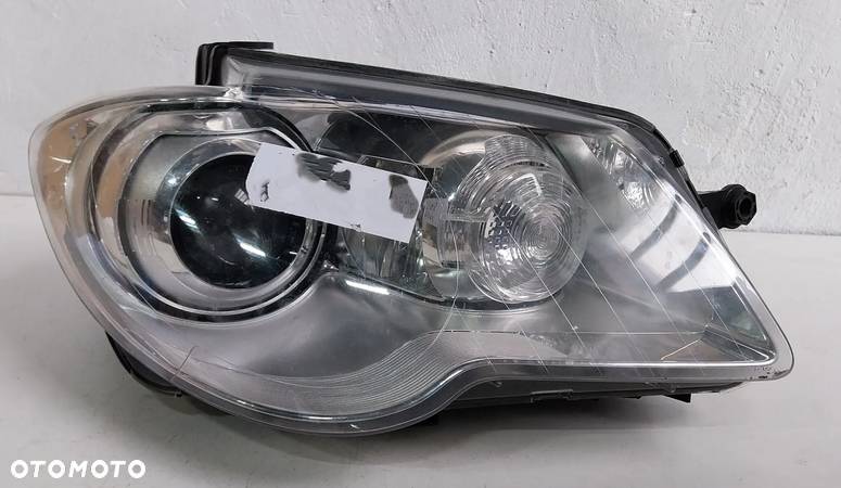 Lampa przód prawa Volkswagen Touran 0301233282 xenon - 2