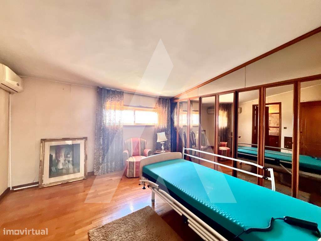 Apartamento T4 Duplex no centro de São João da Madeira-32