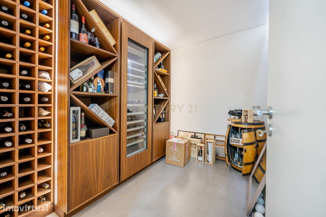 Moradia de Luxo T4 com Piscina e Jardim em Alvalade-51