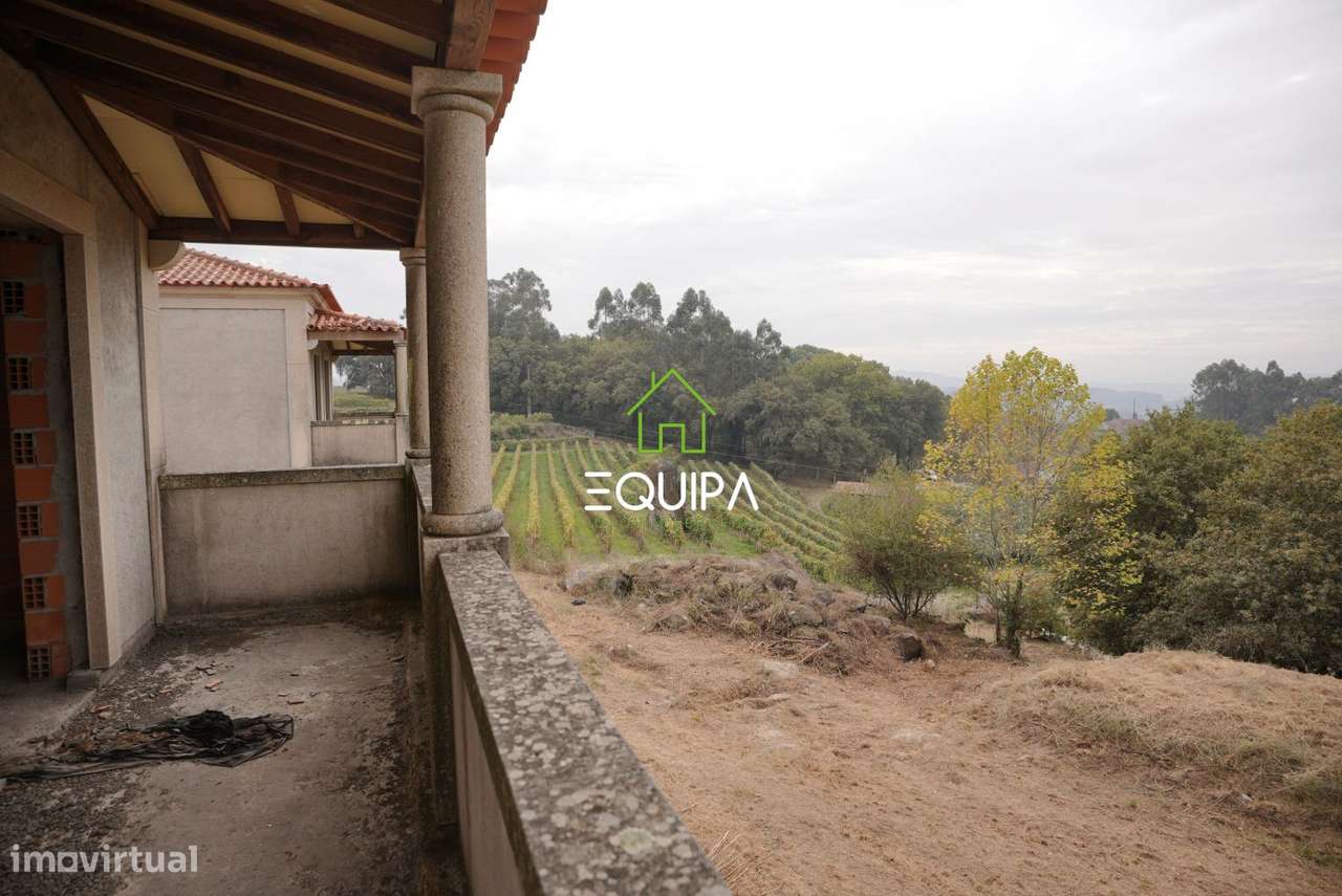 Terreno para construção (com moradia  T-5, construída em grosso), e-47