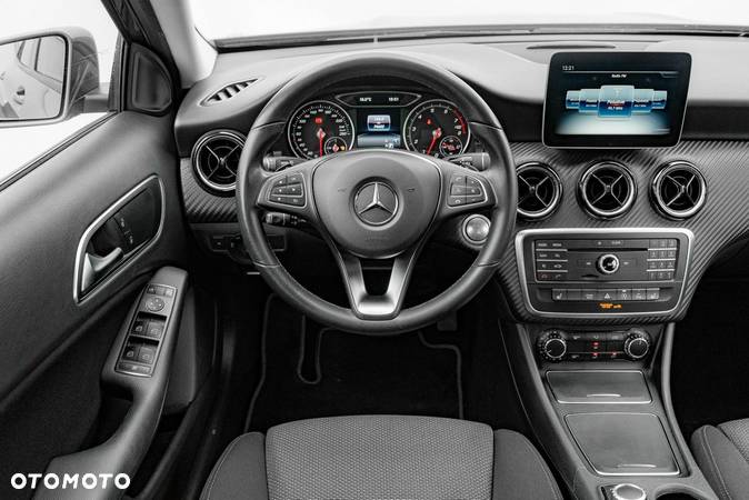 Mercedes-Benz GLA 200 7G-DCT - 19