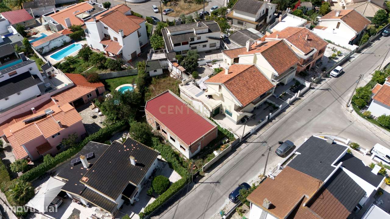 Moradia T3 Térrea Contemporânea com Piscina e Zona Lounge Exterior em-11