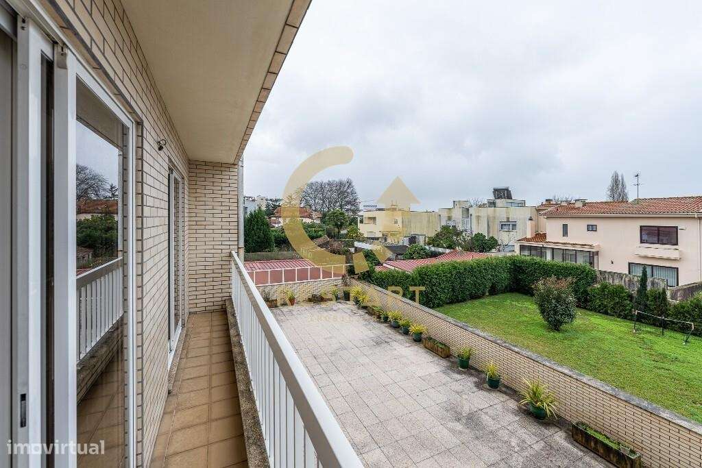 Apartamento T3 com excelente exposição solar, box fechada e junto ao m-21