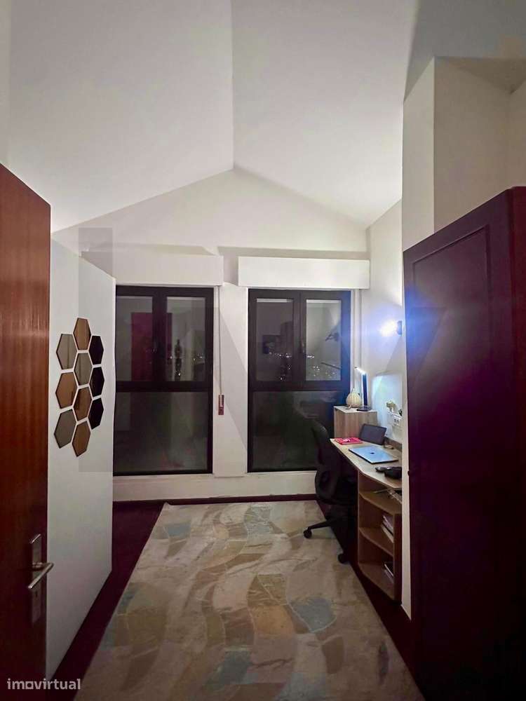 T4 no Último Piso com Terraço de 100m2 e Vista Panorâmica Deslumbrante-16