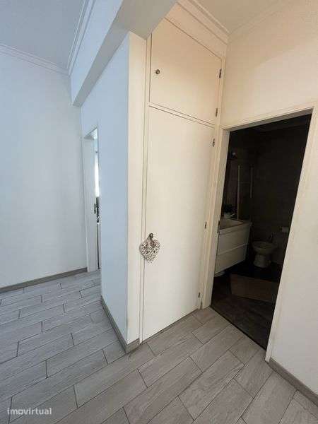 Apartamento T2 Totalmente Remodelado com Garagem e Arrecadação - Grande imagem: 4/12