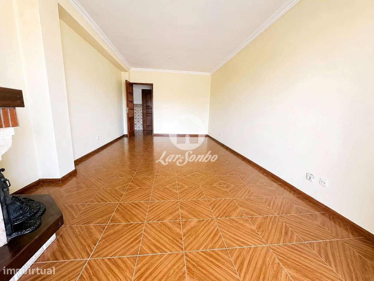 Apartamento T3 com duas frentes, garagem/box e remodelação em curso...-6