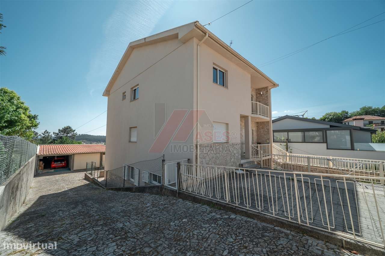Moradia Espaçosa com 3 Habitações Independentes, Garagens e Terreno –-40
