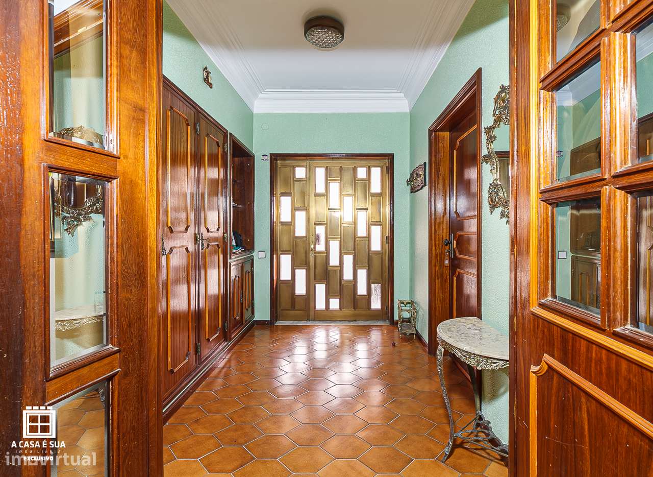 Moradia T4 de três frentes em Baguim do Monte - Exclusivo-6