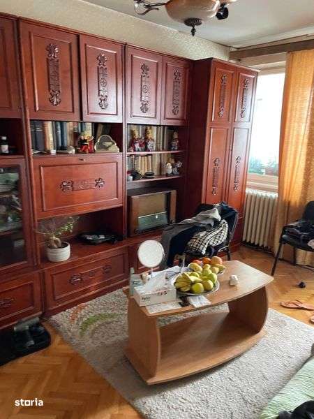 Vand 2 apartamente 2 camere unul sub celalalt