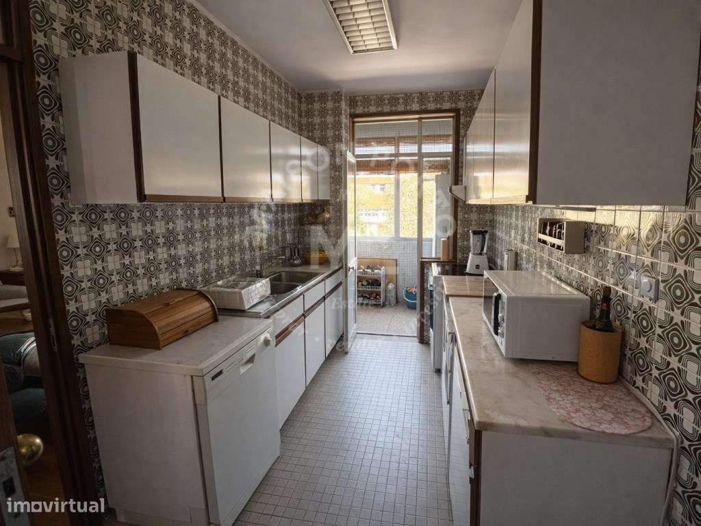 Apartamento T2 com Varanda e Garagem próximo ao Estádio do Boavista...-4