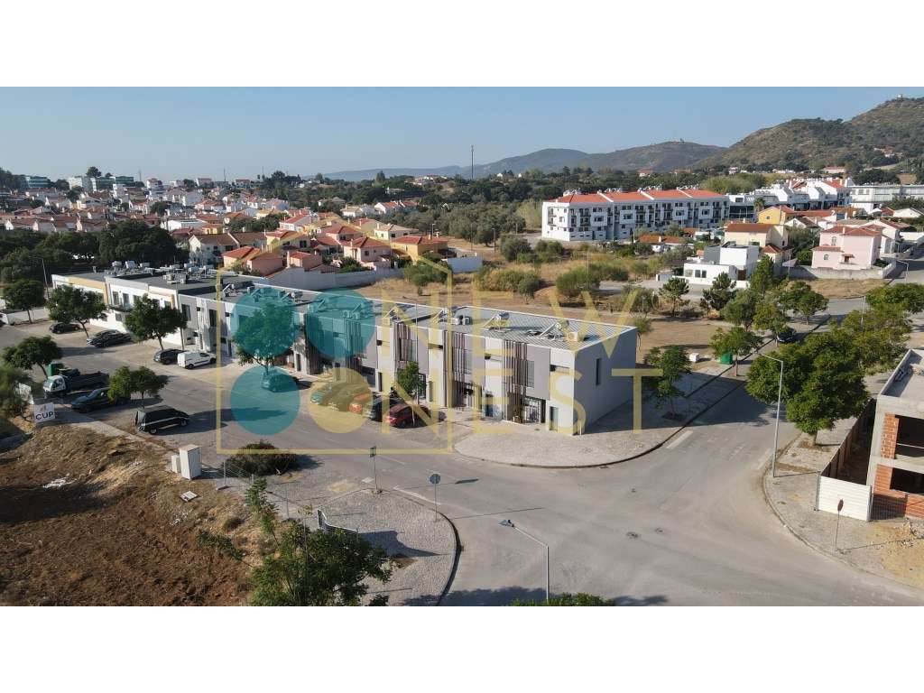 Moradia T3+1 em Banda como Nova com pátio e Vista Castelo de Palmel...-53