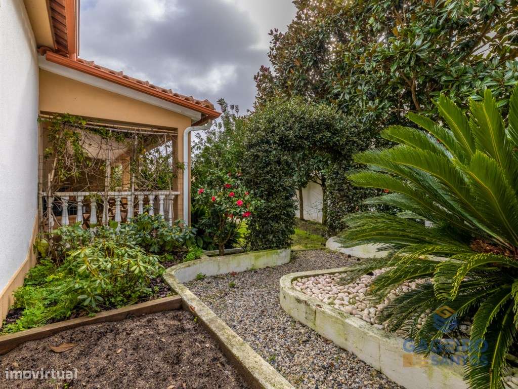 Moradia T2 + 1 com Jardim e Churrasqueira a 5 Minutos da Praia-17