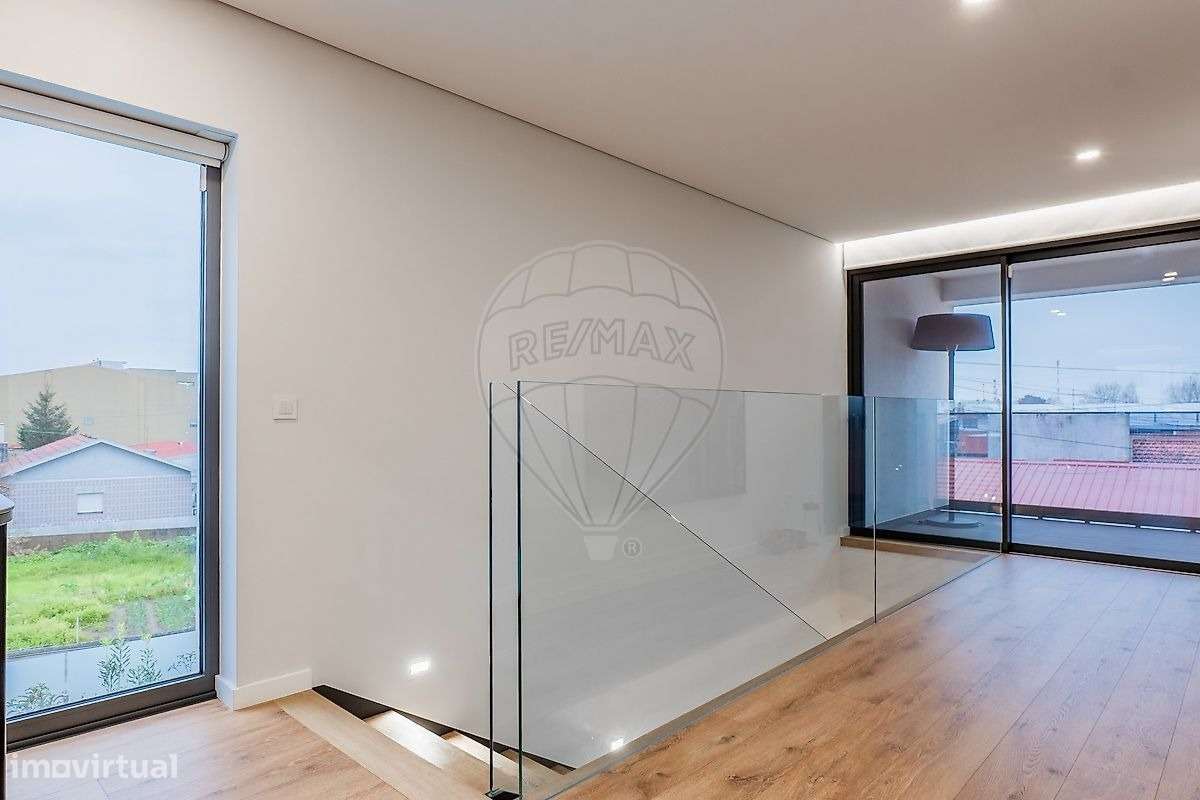 Moradia de Luxo T3+1 com Piscina Aquecida -300m da Praia em Matosinhos-13
