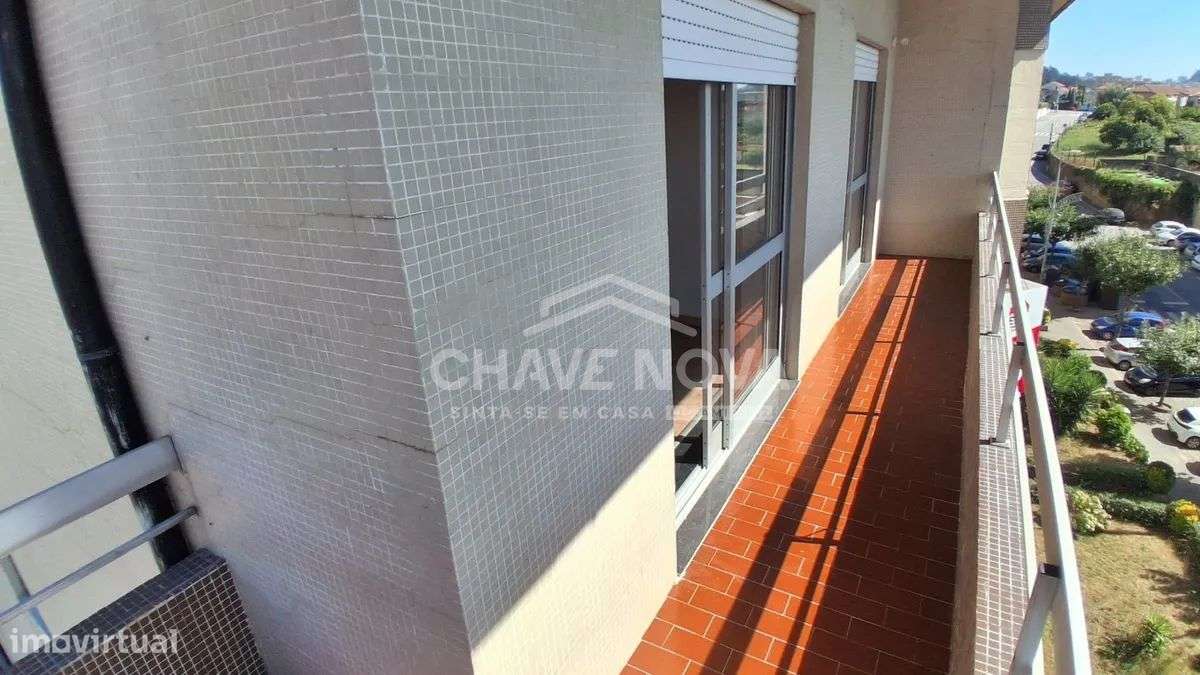 Apartamento T3 com 3 frentes, varandas, garagem e elevador - Fânzeres-18