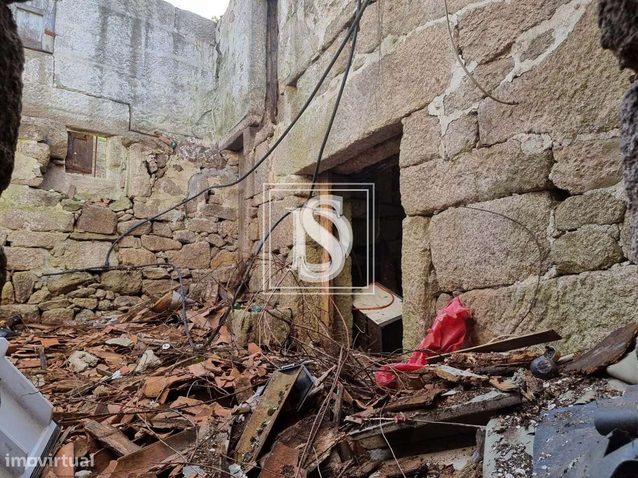 Moradia T5 para Restaurar, com terreno, em Ruivães, Vieira do Minho-16
