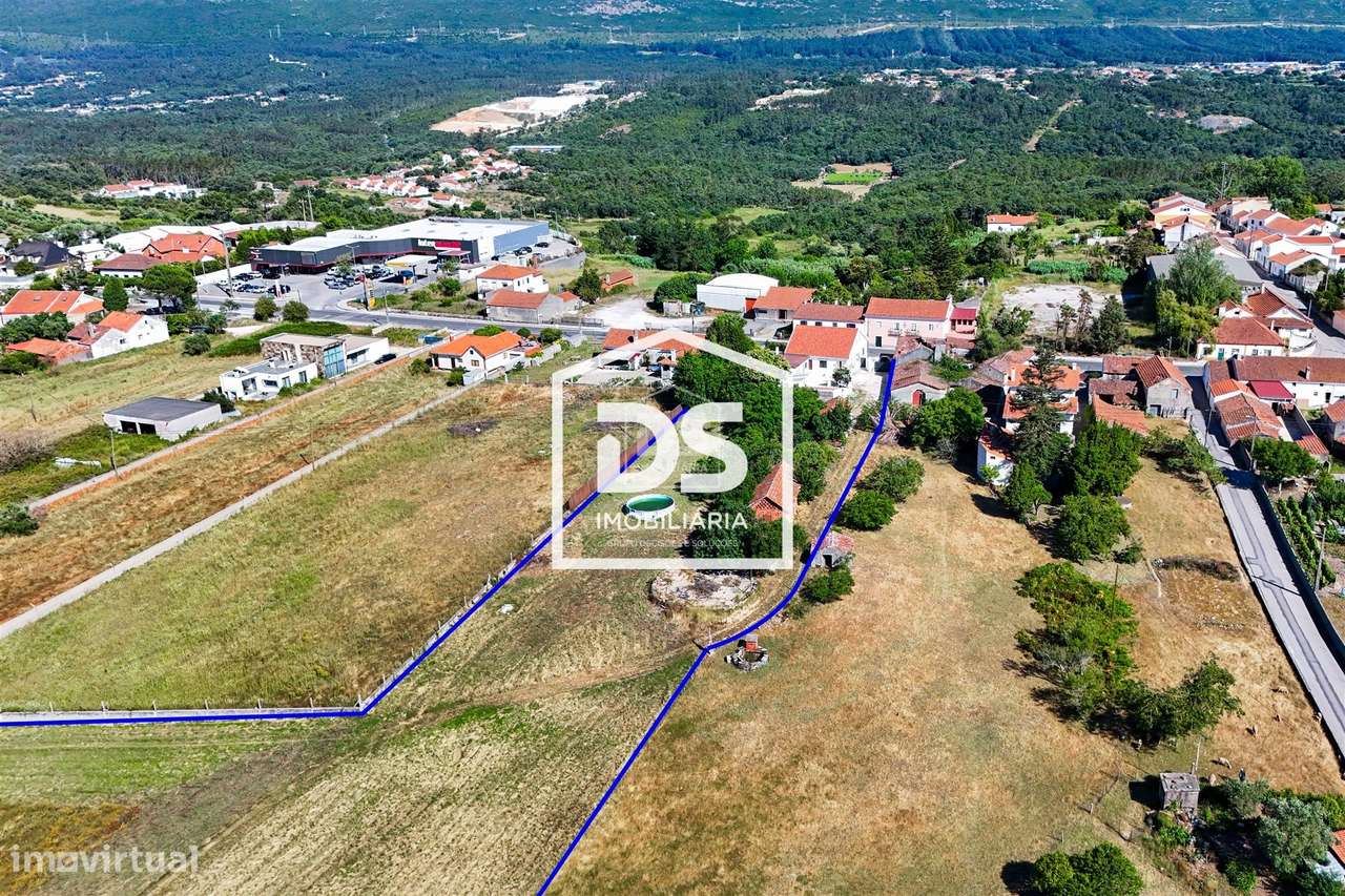 Moradia T4 + T1 com amplo terreno e espaços de lazer em Juncal, Porto-52