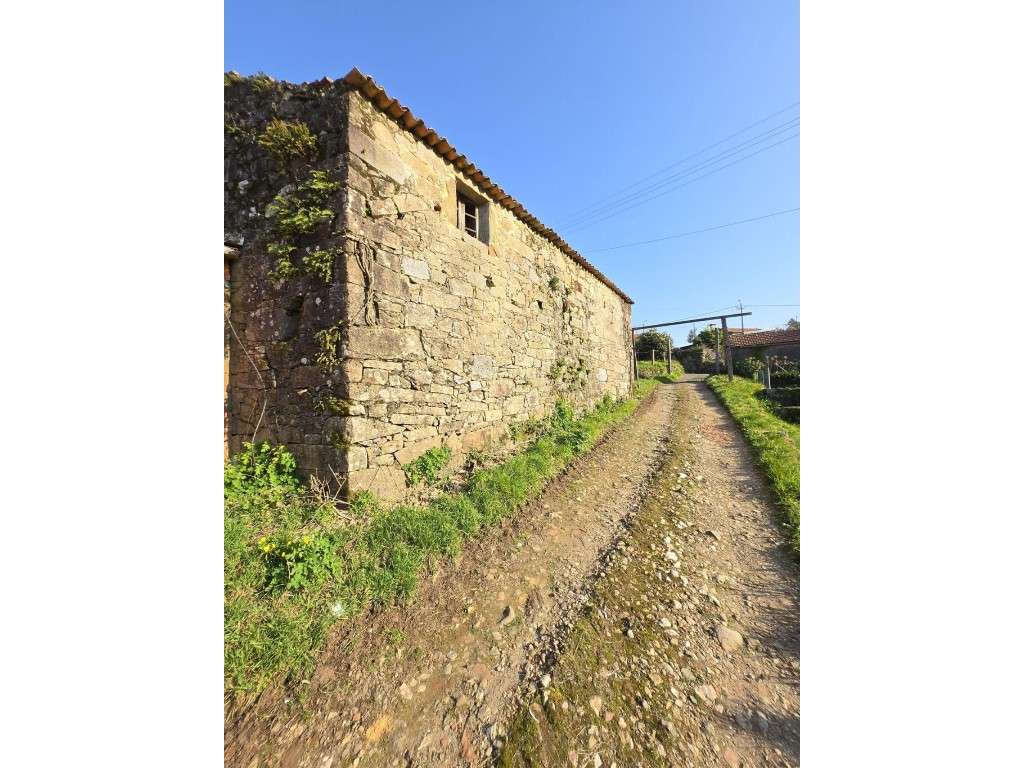 Oportunidade Única: Moradia em Pedra para Restauro com Quintal - Si...-9