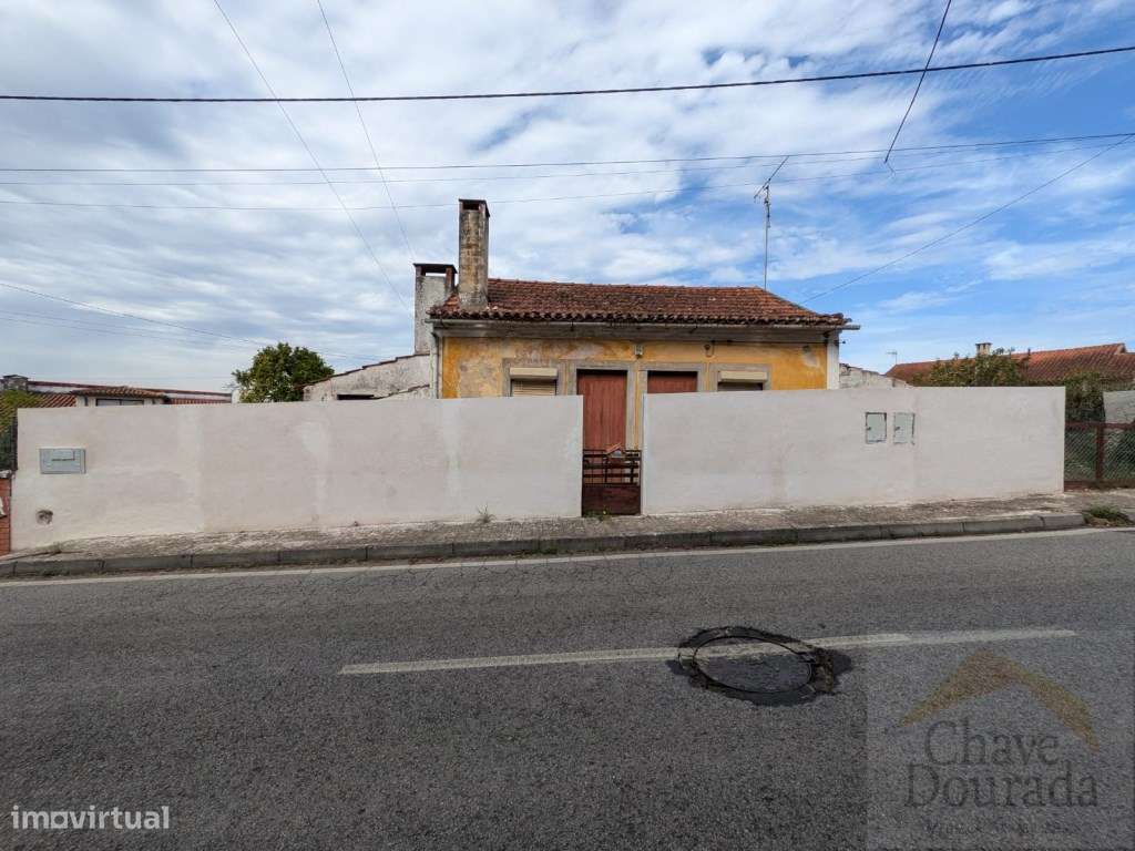 Vende-se moradia para recuperar com lote de terreno - Lordemão-6